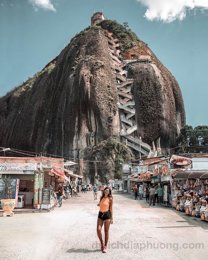 Hòn đá khổng lồ El Peñón de Guatapé địa điểm du lịch tại Colombia