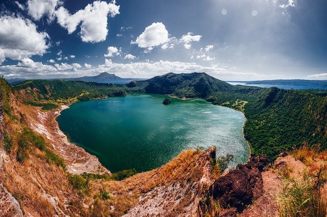 Núi lửa Taal địa điểm du lịch tại Philippines