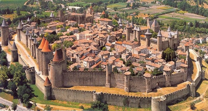 Thành phố pháo đài cổ Carcassonne địa điểm du lịch tại Pháp